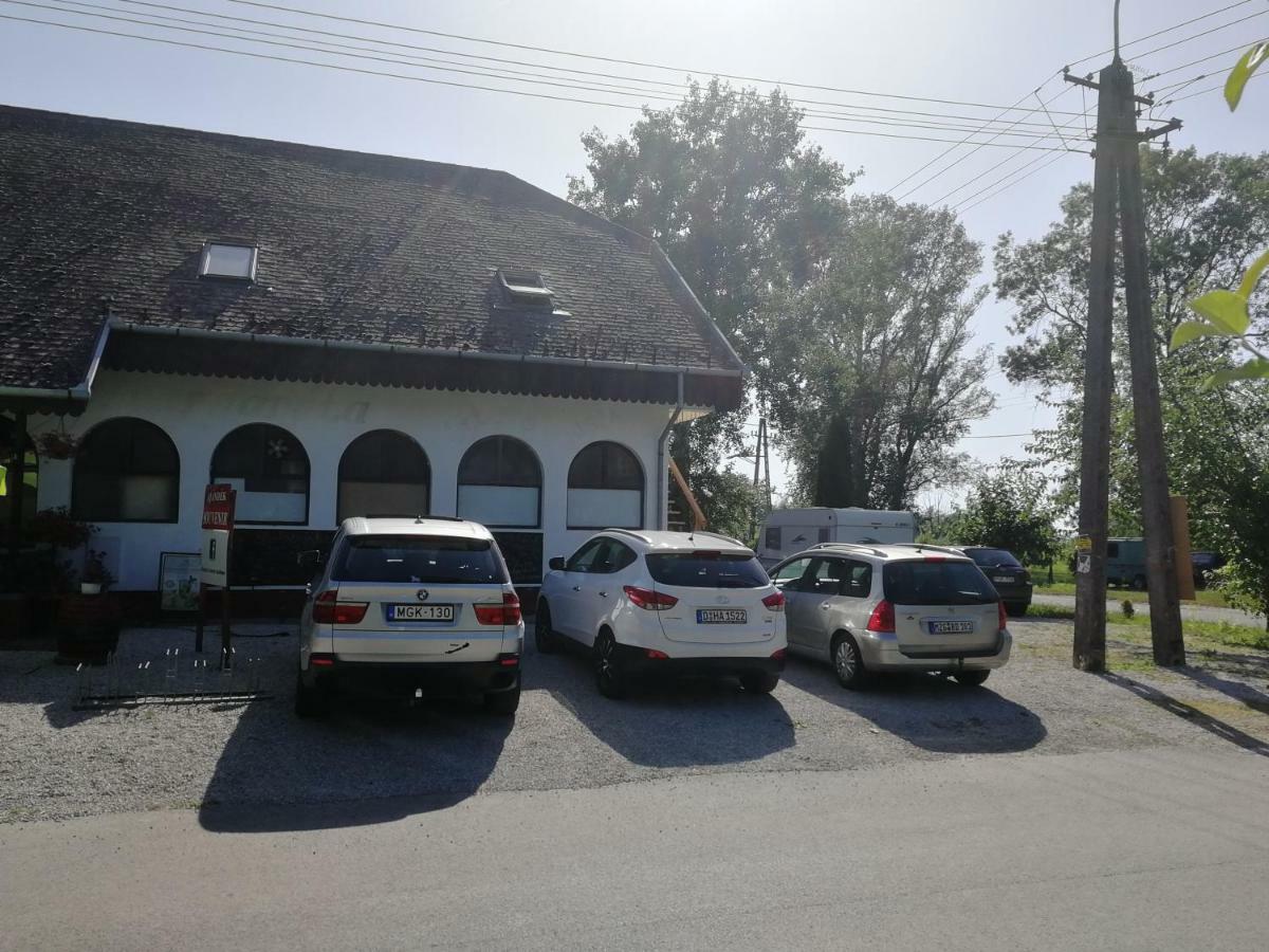 Margareta Etterem Es Vendeghaz Gasthaus Balatonberény エクステリア 写真