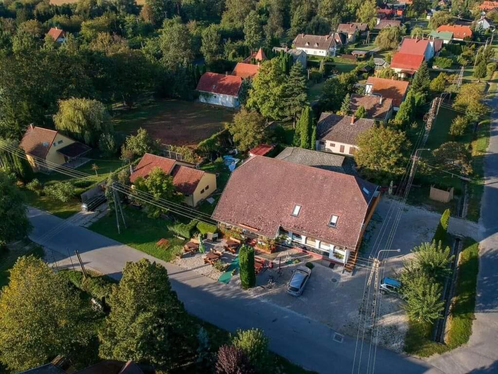 Margareta Etterem Es Vendeghaz Gasthaus Balatonberény エクステリア 写真